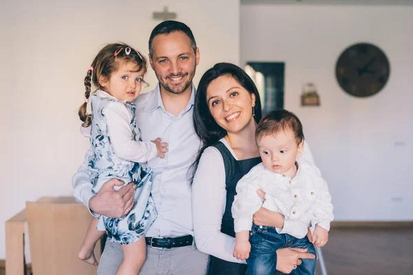 Glimlachende Familie Samen Poseren Thuis — Stockfoto