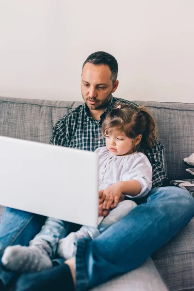 Papá Hija Interior Casa Usando Computadora — Foto de Stock