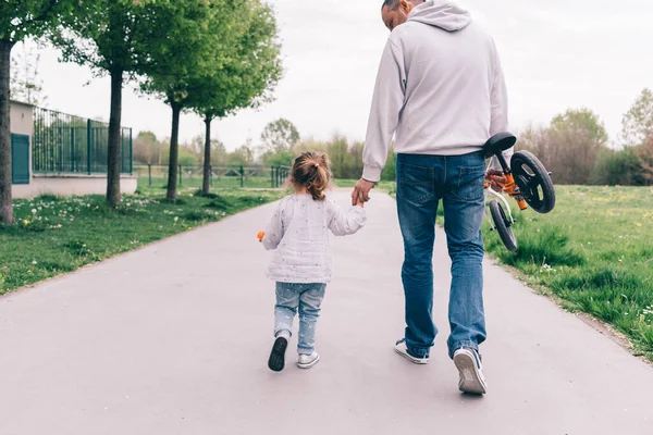 Pappa Går Hand Hand Med Dottern — Stockfoto