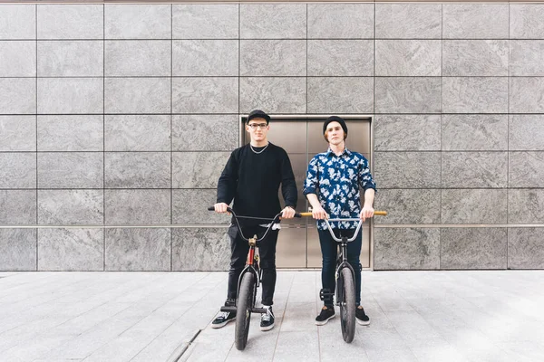 Dos Chicos Jóvenes Posando Aire Libre Montar Bmx — Foto de Stock