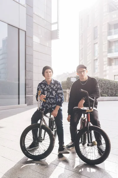 Dos Chicos Jóvenes Montando Aire Libre Bmx —  Fotos de Stock