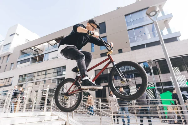 Joven Oriente Medio Chico Saltando Bmx — Foto de Stock