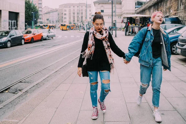 Δύο Νεαρές Φίλες Περπατούν Στην Εξωτερική Πόλη Κρατώντας Χέρια Τους — Φωτογραφία Αρχείου