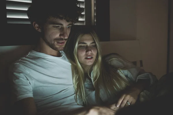 Pasangan Muda Yang Jatuh Cinta Menggunakan Komputer Dalam Ruangan — Stok Foto