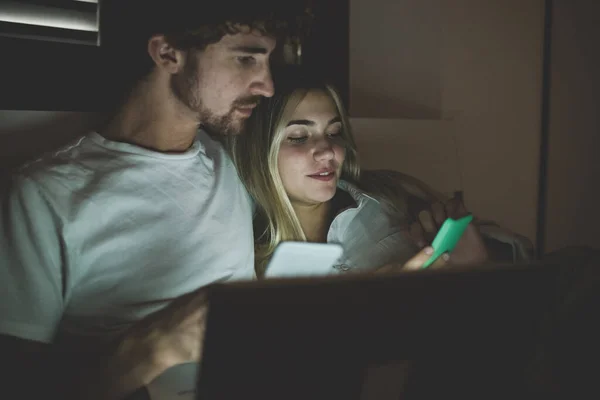 Pasangan Muda Jatuh Cinta Menggunakan Smartphone Indoor — Stok Foto