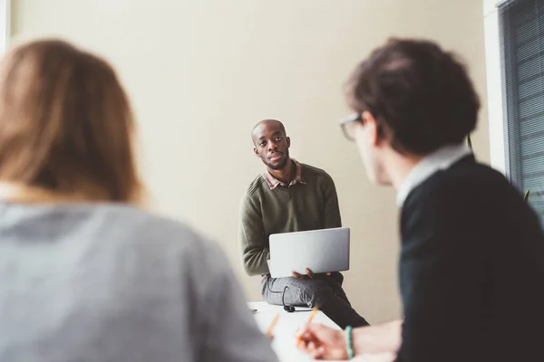 Drei Millennials Multiethnische Geschäftsleute Treffen Sich — Stockfoto