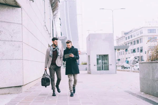 Dos Jóvenes Hombres Negocios Utilizando Tableta Caminar Aire Libre —  Fotos de Stock