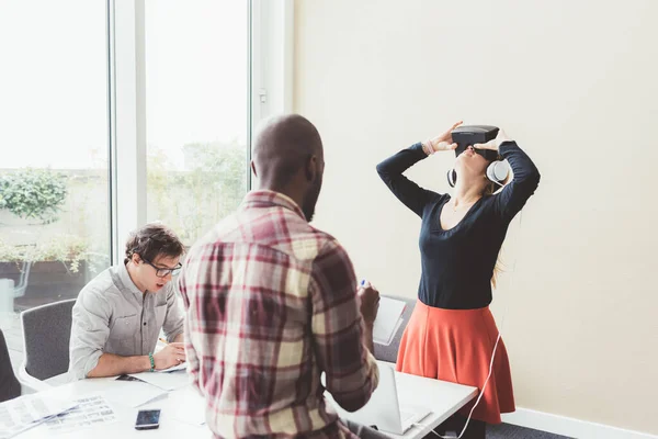 Tres Millennials Empresarios Multiétnicos Utilizando Visor —  Fotos de Stock