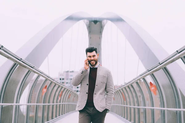 Jeune Homme Barbu Parler Téléphone Intelligent — Photo