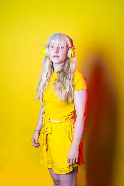 Στούντιο Πυροβόλησε Νεαρή Ξανθιά Καυκάσια Γυναίκα Ακούγοντας Μουσική Φορώντας Ακουστικά — Φωτογραφία Αρχείου