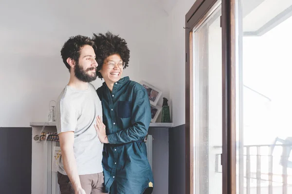 Jovem Casal Multiétnico Abraço Sorridente Interior — Fotografia de Stock