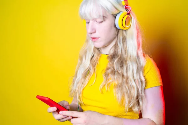 Studio Πυροβόλησε Νεαρή Ξανθιά Καυκάσια Γυναίκα Χρησιμοποιώντας Smartphone Ακούγοντας Μουσική — Φωτογραφία Αρχείου