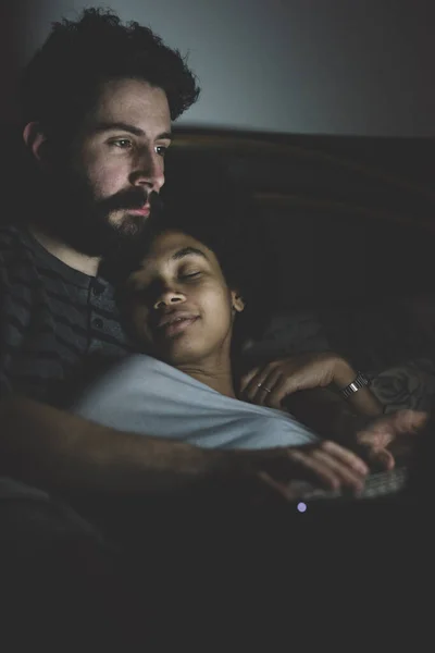 Jovem Casal Multiétnico Abraçando Computador Cama — Fotografia de Stock