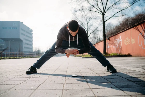 Joven Deportista Entrenamiento Aire Libre Utilizando Smartwatch Fitness —  Fotos de Stock