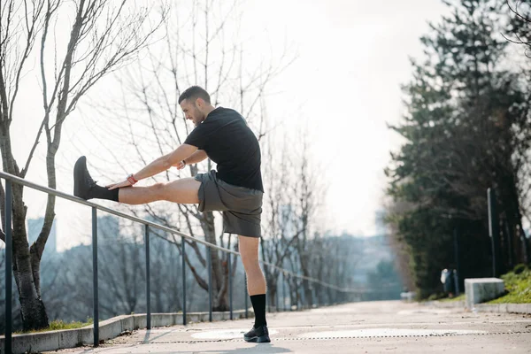 Ung Kaukasisk Idrottsman Utomhus Stretching Och Träning — Stockfoto