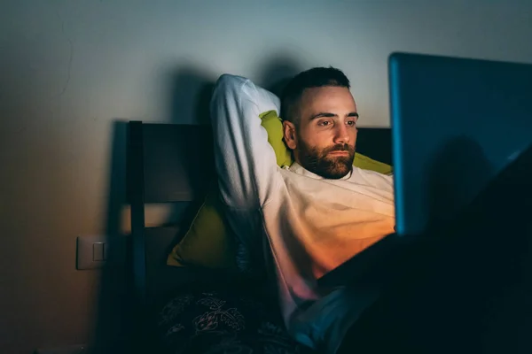 Kamar Tidur Pria Berjanggut Muda Menggunakan Komputer Laptop — Stok Foto