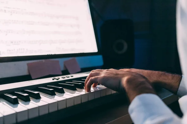 Primer Plano Joven Usando Pianola Ordenador — Foto de Stock