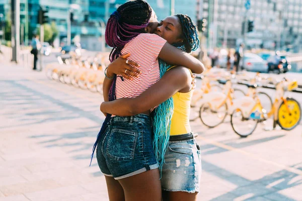 Две Молодые Женщины Черные Обнимаются Открытом Воздухе Утешения Связи — стоковое фото