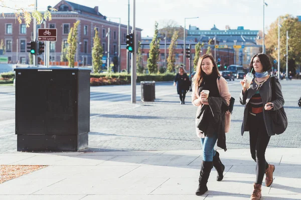 Twee Jonge Vrouwen Wandelen Buiten Met Plezier — Stockfoto