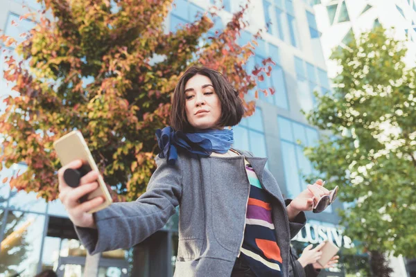 Junge Frau Freien Hält Smartphone Und Macht Selfie — Stockfoto