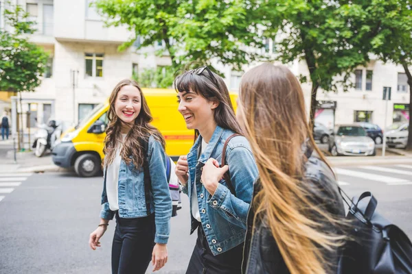 市内の屋外を歩く3人の若い美しい白人の千年紀の女性 — ストック写真