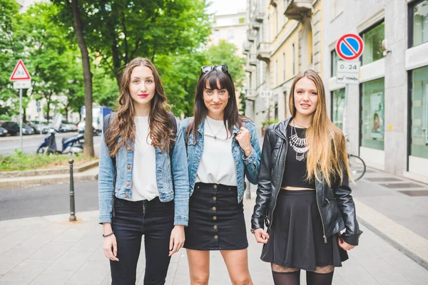 Tres Jóvenes Hermosas Mujeres Caucásicas Millennials Posando Aire Libre Ciudad —  Fotos de Stock