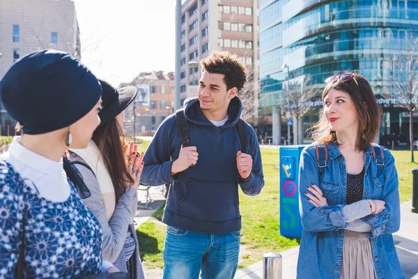 Gruppo Multirazziale Giovani Chat — Foto Stock