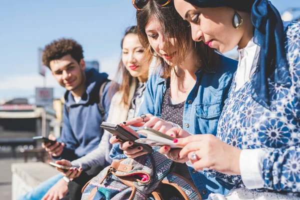 Multiraciale Groep Jongeren Met Behulp Van Smart Phone — Stockfoto