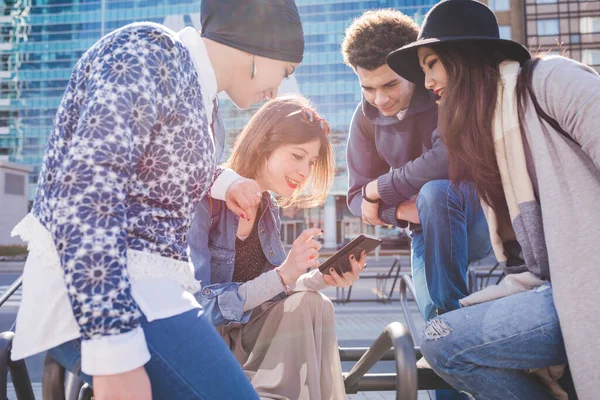 Junge Menschen Verschiedener Rassen Nutzen Smartphone Freien — Stockfoto