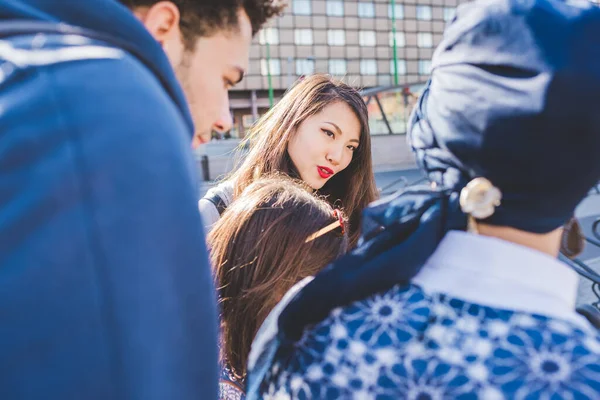 Multiraciale Groep Jongeren Chatten — Stockfoto