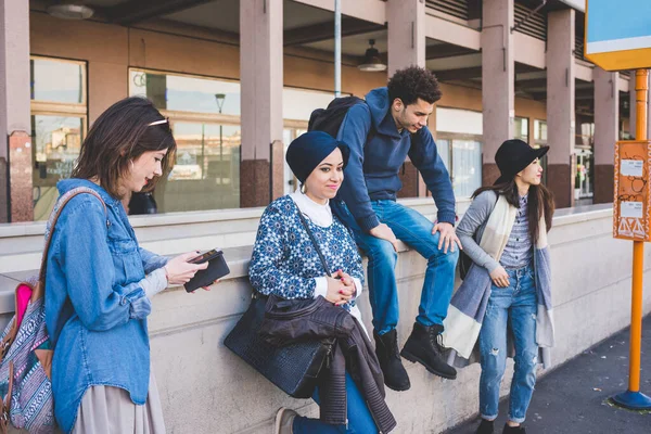 Multiracial Grupp Ungdomar Busshållplats Väntar — Stockfoto