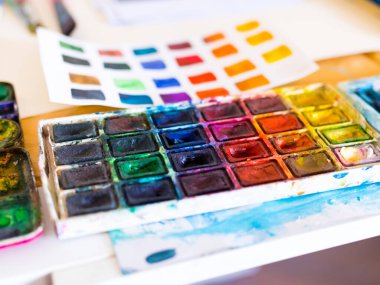 Renkli ressam paletini kapat