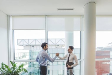 Çok ırklı işadamları el sıkışma anlaşması