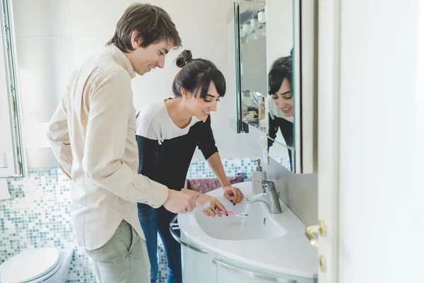 Paar Junge Zähne Putzen Badezimmer — Stockfoto