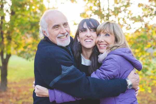 Šťastná Rodina Usmívá Objímání Venku — Stock fotografie
