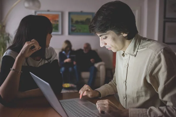 Jeune Couple Assis Maison Utilisant Nuit Ordinateur — Photo