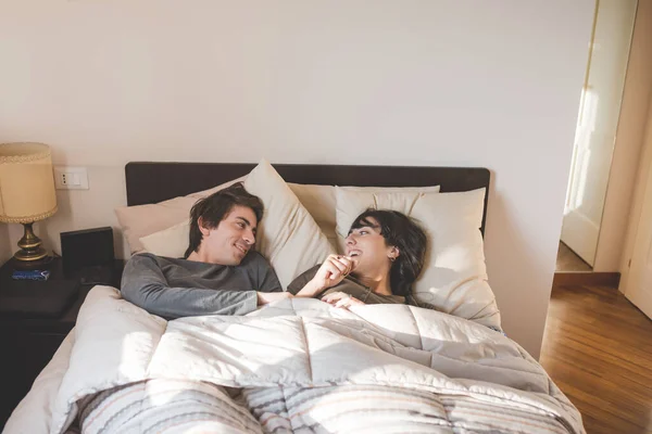 Young Happy Couple Resting Bed Morning — Stock Photo, Image