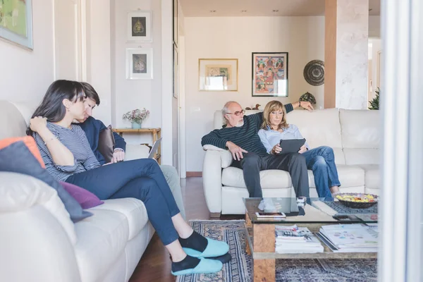 Famiglia Felice Seduta Insieme Divano Utilizzando Computer Tablet — Foto Stock