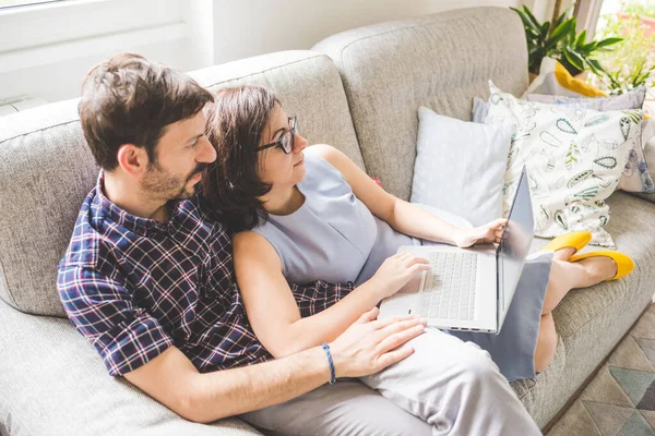 Adult Couple Sitting Sofa Using Computer — Stock Photo, Image