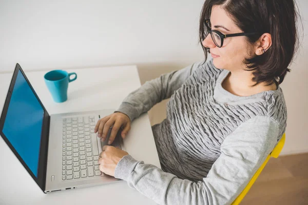 Volwassen Vrouw Pyjama Zit Aan Het Bureau Met Behulp Van — Stockfoto