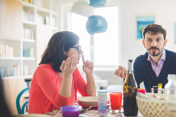 Erwachsenes Kaukasisches Paar Hause Beim Gemeinsamen Mittagessen — Stockfoto