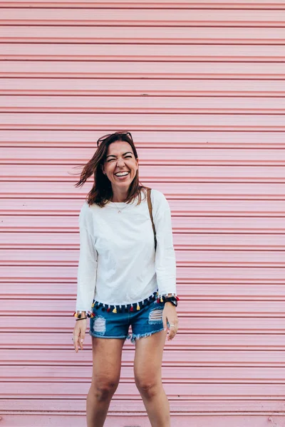 Adult Woman Posing Outdoors Laughing — Stock Photo, Image