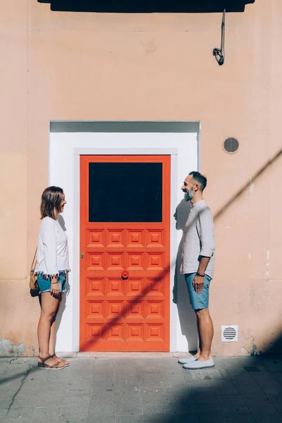 Dospělý Pár Pózující Venku Dívající Očí — Stock fotografie