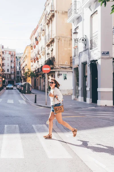 Mujer Adulta Medio Aire Libre Que Llega Tarde Sosteniendo Teléfono — Foto de Stock