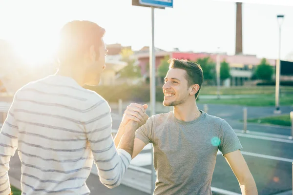 Amigos Multiétnicos Saludo Aire Libre Sonriendo — Foto de Stock