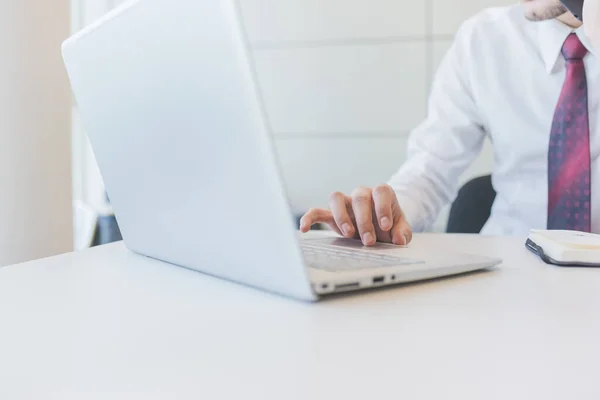 Cerca Mano Hombre Negocios Irrecongizable Utilizando Computadora — Foto de Stock