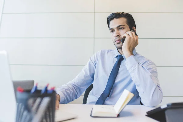 Ung Indian Affärsman Inomhus Kontor Talar Smartphone — Stockfoto