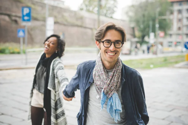 Multiétnica Feliz Pareja Caminando Aire Libre Ciudad Mano Mano Sonriendo — Foto de Stock