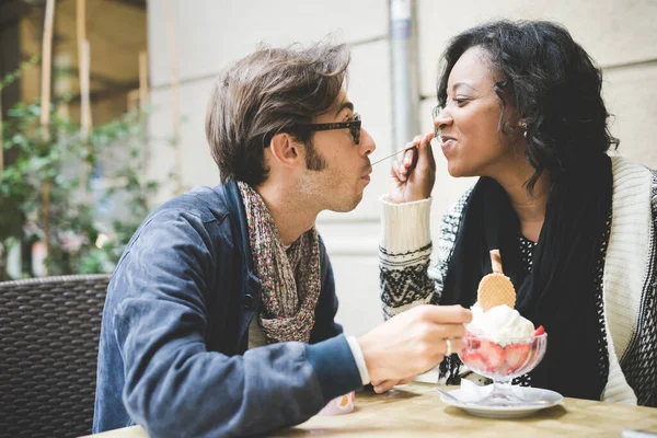 Romántico Feliz Pareja Multiétnica Comer Helado Sentado Bar — Foto de Stock