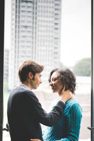 Romantis Multietnis Pasangan Dalam Ruangan Mata Mata — Stok Foto